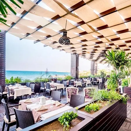 Vuni Palace Beachfront & & Casino 酒店